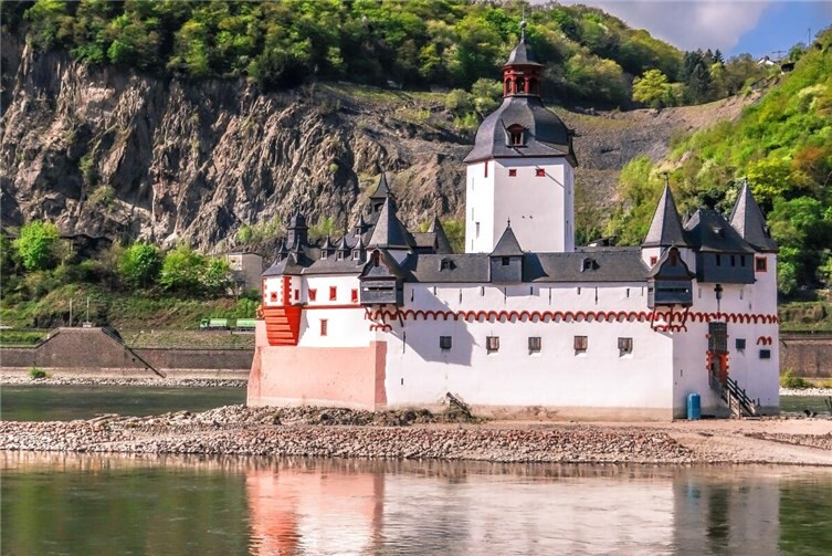 Für Rhein und Mosel wird die zweite Warnstufe für Gewässer erwartet. 