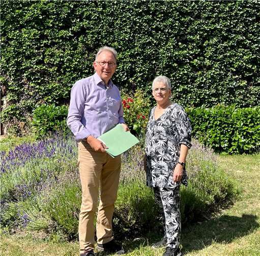 Für Rheuma-Erkrankte ist Funktionstraining weiterhin unerlässlich, befanden der heimische CDU-Gesundheitspolitiker Erwin Rüddel und Barbara Ortmann-Braun von der Rheuma-Liga. Foto: K. Clemenz
