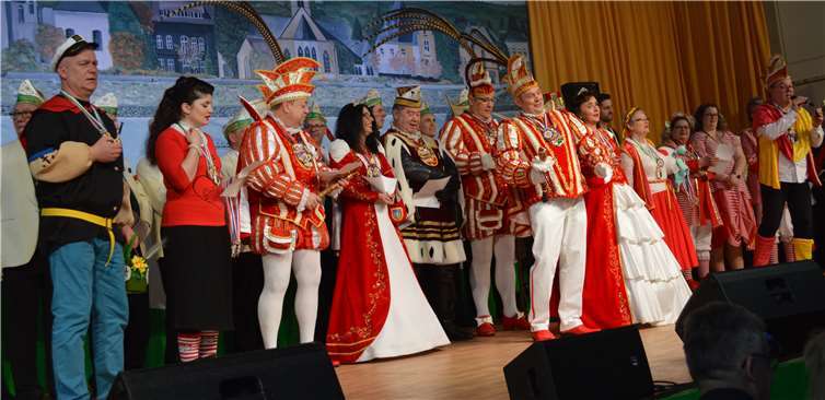 Für Stimmung sorgte die gemeinsame Gesangseinlage der Oberwinterer Tollitäten mit den närrischen Regenten aus Remagen und Kripp. Fotos: AB