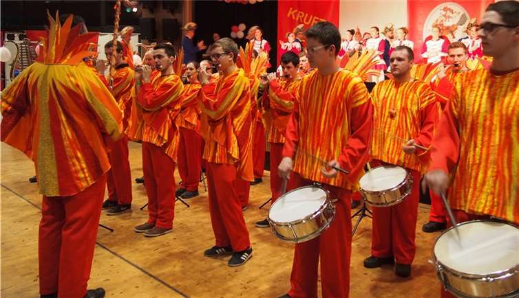Für Stimmung zum Auftakt der Karnevalsfete sorgte der Spielmannszug der Freiwilligen Feuerwehr Kruft. UBU