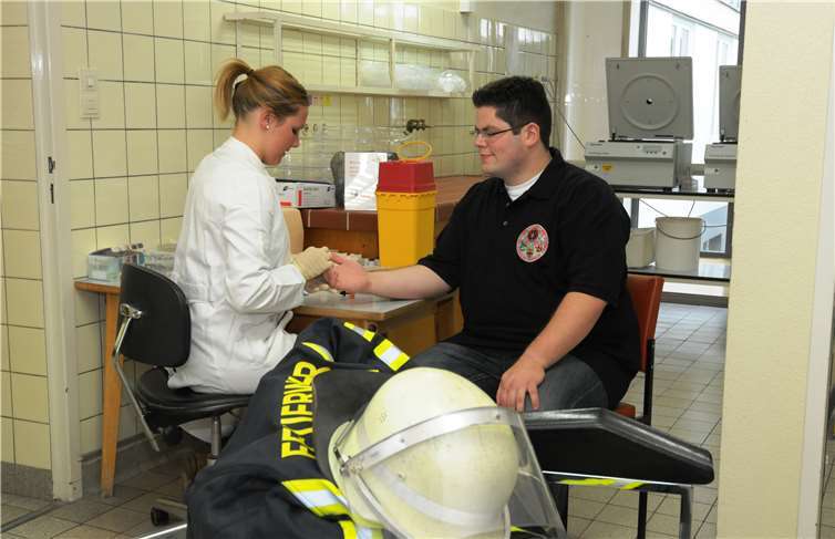 Für Tätigkeiten unter Atemschutz und das Tauchen sind regelmäßige Eignungsuntersuchungen Pflicht. Fotos: Unfallkasse Rheinland-Pfalz