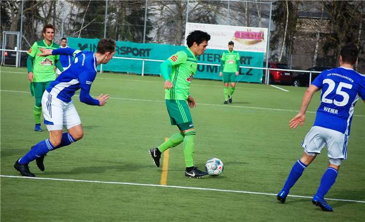 Für Takahiro Hidaka (am Ball) gab es in dieser Szene gegen die Defensive des TSV Emmelshausen (links Kapitän Nils Bast, rechts Martin Weber) kein Durchkommen.