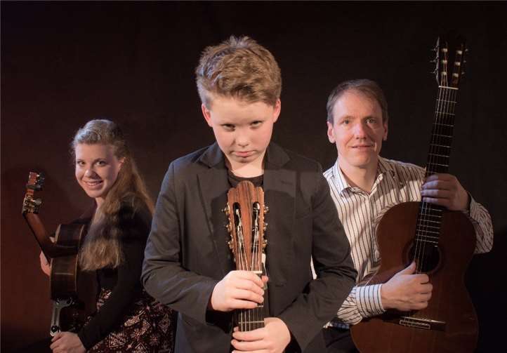 Für Virtuosität auf der Gitarre steht das Ensemble „Monno Duo Trio“. Familie Monn