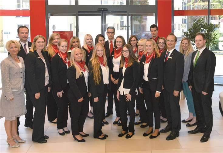 Für Vorstandsmitglied Christoph Weitzel (2. Reihe l.) und die beiden Marktbereichsleiter Jochen Siewert (1. Reihe 2. v.r.) und Stefan Weber (1. Reihe r.) war es eine Freude, gleich zwölf neue Auszubildende und drei FOS-Praktikantinnen an ihrem ersten Tag in der Kreissparkasse willkommen zu heißen.privat