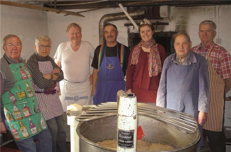 Für Weinkönigin Jennifer schmiss sich die Männer der Bachemer Backgruppe mächtig ins Zeug. privat