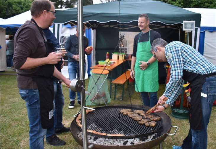 Für Würstchen und Steaks vomSchwenkgrill waren die Alten Burschen zuständig.