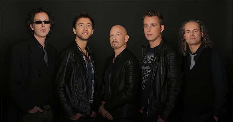 Für alle Events der „Maria Ruh Classix“ gibt es die Karten im röhrig-Vorverkauf und an diesem Samstag ist auch die „Kulturbühne im Baumarkt“ mit interessanten Aktionen bei dem besonderen Tribute Konzert „QUEEN MAY ROCK“ vor Ort.