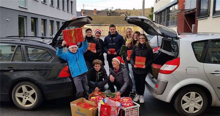 Für alle Flüchtlingskinder hatten die Firmlinge ein Geschenk. privat