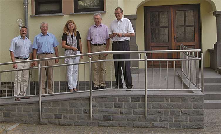 Für alle Generationen nutzbar: Rampenlösung für Rollator, Rollstuhl, Kinderwagen und Dreirad. (V.l) Hans-Werner Breithausen, Claus Gördes, Andrea Oosterdyk, Horst Hachenberg und Landrat Rainer Kaul.  Privat