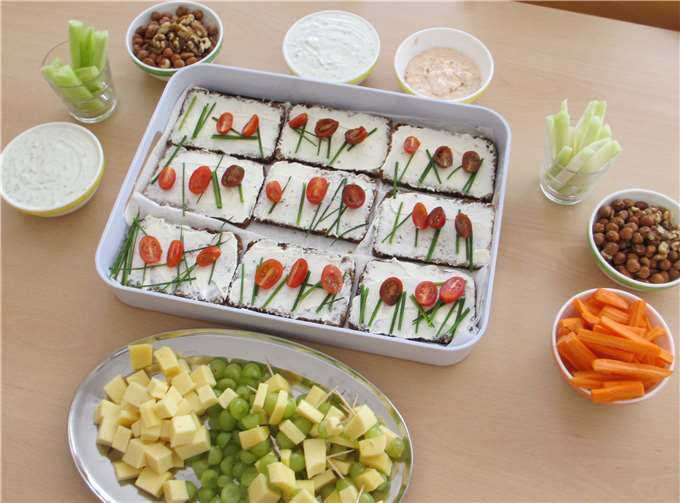Für alle Kinder gibt es einmal wöchentlich ein abwechslungsreiches, leckeres und vor allem gesundes Frühstück im Kindergarten.