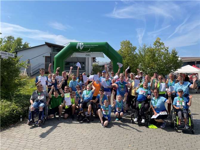 Für alle Teilnehmer des Jedermannlaufs gab es direkt im Zieleinlauf eine Medaille.  Foto: Julia Steffenfauseweh