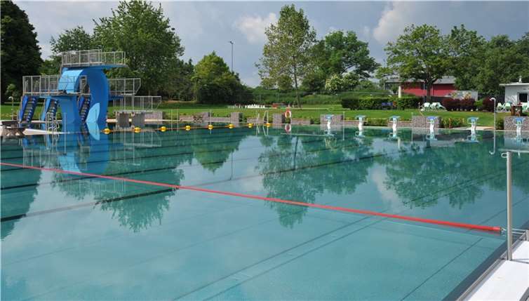 Für alle, die gerne aktiv in den Tag starten, bietet das Andernacher Freibad „Ons Schwemmbad“ in den Sommermonaten Juli und August Frühschwimmen an. Foto: Archiv Stadt Andernach / Maurer