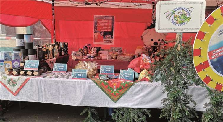 Für alle ein Gewinn! Für jedes Los und jeden Glücksrad-Dreh gab es einen Preis. Das machte den Verkaufsstand der Kita Tatzelwurm für viele Besucher attraktiv.Foto: privat