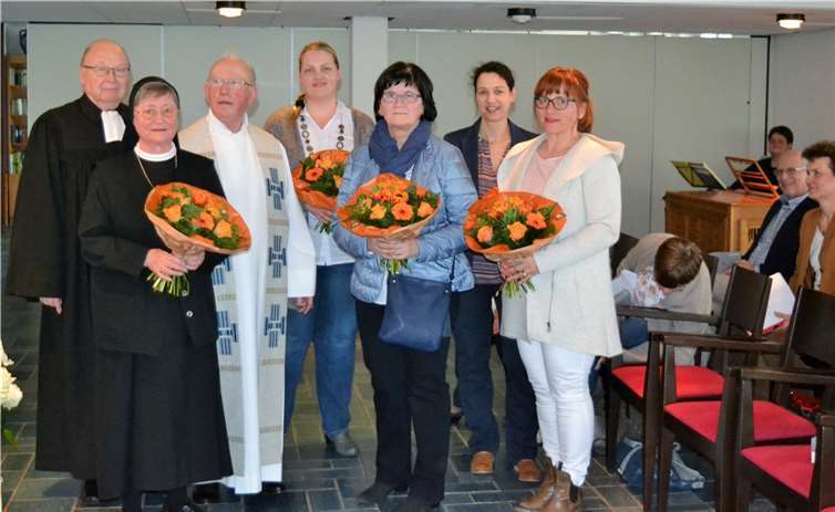 Für alle ist der Wechsel bei der Kirchlichen Sozialstation ein besonderer Moment (v.l.): Pfarrer Helmut Cordes, Johannesschwester Claudia Schneiders, Pastor Günter Schmidt, Jeanette Göbel, Ellen Laux, Conny Schmitz und Sabine Reisdorff.E.T.Müller