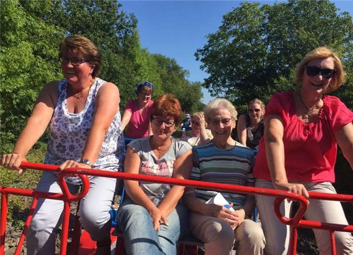 Für ausgelassene Stimmung sorgte die Fahrt mit der Draisine.