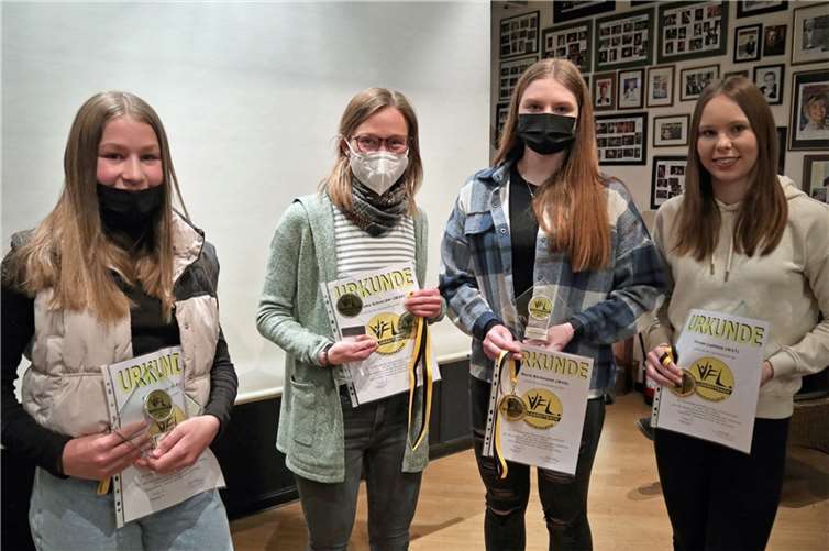 Für ausgezeichnete Leistungen wurden u.a. Celina Medinger, Franziska Schneider, Marie Böckmann und Vivien Ließfeld (v. links) geehrt.  Foto: privat