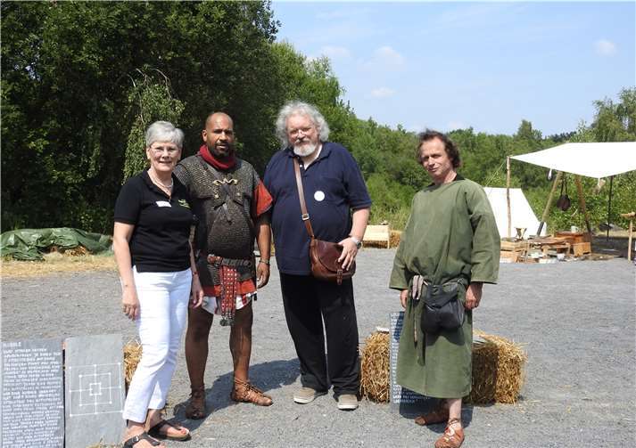 Für beide das letzte Römerfest im aktiven Dienst: Claudia Schick (l.) und Dr. Bernd Oesterwind (3.v.l.).