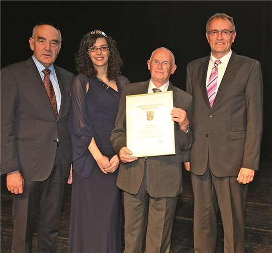Für besondere Leistungen bei der Landesprämierung für Wein- und Sekt 2013 erhielten einige Winzer Staatsehrenpreise und Ehrenpreise. Darunter auch das Weingut Friedrich Scheidgen aus Hammerstein, welches den Ehrenpreis des Landkreises Neuwied erhielt. Gemeinsam mit Norbert Schindler (l.), und Mittelrhein-Weinkönigin Dhana Kröber überreichte Landrat Rainer Kaul (r.) die Auszeichnung.  Privat