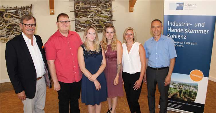 40 Prüflinge erhielten ihre Zeugnisse Für besondere Leistungen wurden Vanessa Aigner (Fachkraft im Gastgewerbe), Larissa Ott (Hotelfachmann/Hotelfachfrau), Johannes Klink (Koch/Köchin) und Janet Hamerich (Restaurantfachmann/Restaurantfachfrau) geehrt.