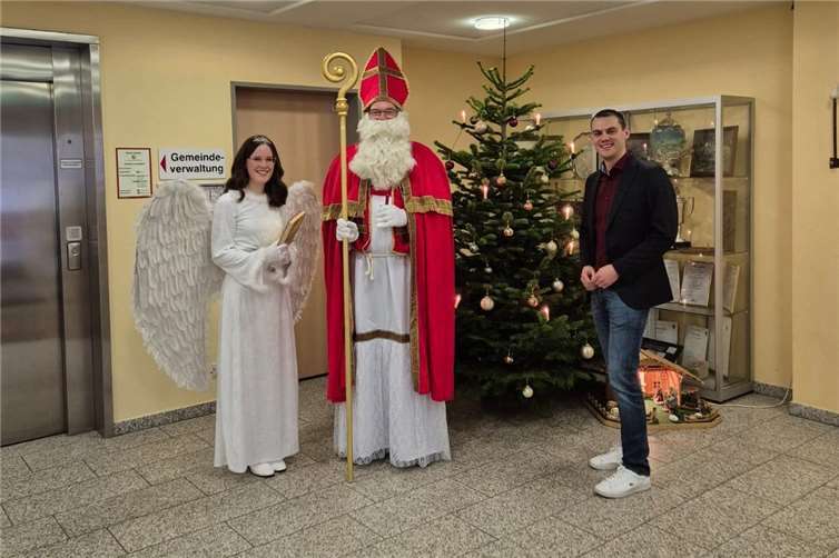 Für besondere Unterhaltung sorgten der Nikolaus und sein Engel, die mit einem humorvollen Jahresrückblick für zahlreiche Lacher und besinnliche Momente sorgten. Foto: Thomas Röser