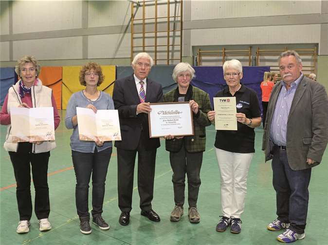 Für besondere Verdienste um den Sport händigte der Sportkreisvorsitzende und Vizepräsident des Sportbundes Rheinland, Fritz Langenhorst (Mitte), zusammen mit dem TuWi-Vorsitzenden Detlef Goebel (rechts) Ehrennadeln und Urkunden aus.SES