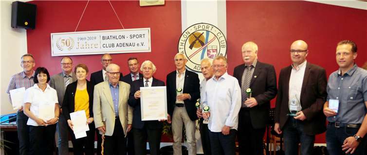 Für besondere Verdienste und lange Vereinszugehörigkeit wurden den Mitgliedern Urkunden überreicht. Foto: SES