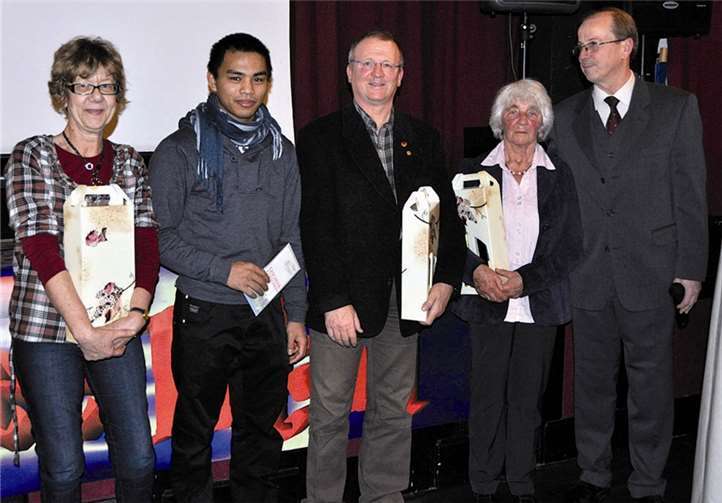 Für besondere ehrenamtliche Leistungen wurden v.l. Beate Gasper, Sylvester Kawaletz, Werner Wilden und Erika Tomsen von Otto von Lom geehrt.
