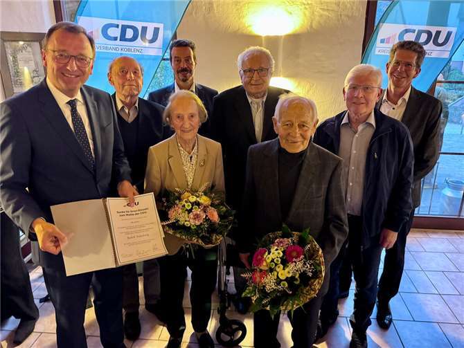 Für besonders lange Treue, nämlich satte 60 Jahre, ehrte der CDU-Kreisvorsitzende Josef Oster (links) fünf verdiente Mitglieder: Georg Dötsch (2. von links), Roswitha Verhülsdonk, Eckart Braunöhler , Alfred Kohl und Hellmut Rübel (4., 5. und 6. von links). Zur Aufnahme des Erinnerungsfotos gesellten sich auch der stellvertretende Kreisvorsitzende Andreas Biebricher (3. von links) und der stellvertretende Kreisvorsitzende Rudolf Kalenberg (rechts).  Foto: Sebastian Gratzfeld.