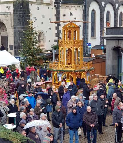 Für beste weihnachtliche Stimmung sorgt selbstverständlich wieder die großeWeihnachtspyramide und viele schön dekorierte Buden. Nicht alle Jahre wieder, sondernalle zwei Jahre wieder, gibt es in Weißenthurm einen Weihnachtsmarkt rund um die Kirche.