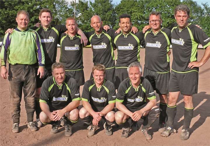 Für das Alte Herren-Team der DJK Königsfeld spielten Markus Lochner, Tobias Weißmann, Mike Stein, Mitch Hoss, Mohamed Nasri, Ralf Breuer, Thomas Weber (hintere Reihe v.l.n.r.) sowie Thomas Eich, Christian Hammer und Volker Breuer (vorne v.l.n.r.).privat