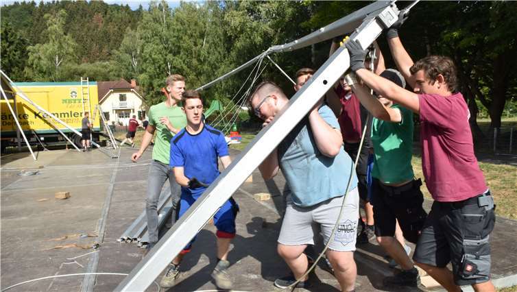 Für das Aufrichten der montierten Metallträger mussten die Junggesellen einiges an Kraft aufwenden.