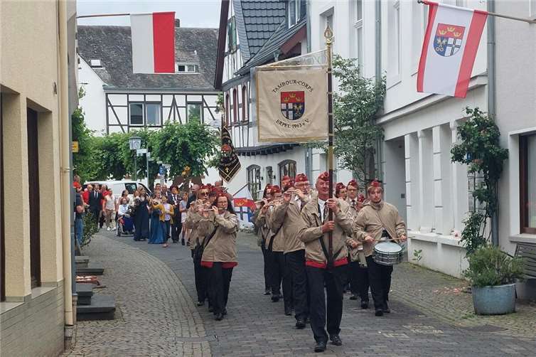 Für das Corps startete die Kirmes freitags mit einem kleinen Umzug gemeinsam mit den Altaktiven des Corps vom Marktplatz zum Kirmesplatz am Bürgersaal.Foto: privat