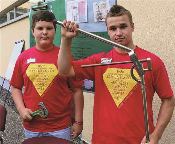Für das Dachdeckerhandwerk interessierte sich dieser junge Mann.Den Heizungsbau- und Sanitärbereich stellten diese beiden Schüler vor.