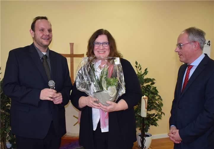 Für das Diakoniewerk Friedenswarte freuten sich die beiden Vorstände Oliver Eggert (links) und Michael Heidrich (rechts), dass es mit Pfarrerin Angelika Meder wieder eine Seelsorgerin für die Einrichtungen der Stiftung gibt und überreichten ihr ein Blumengesteck. Fotos: Dekanat Nassauer Land