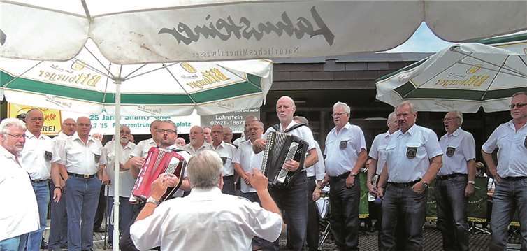 Für das Geburtstagskind (li.) gab es zum Frühschoppenauftakt einen musikalischen Glückwunsch seiner Sangesbrüder. BSB