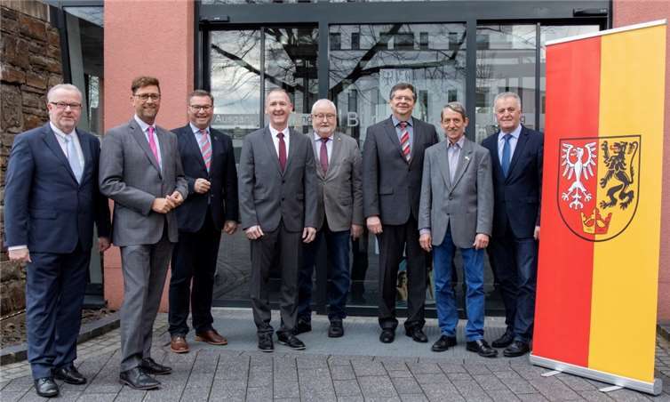 Für das Gruppenfoto haben sich die Ortsvorsteherkandidaten mit dem Vorsitzenden der Kreisstadt-CDU Horst Gies (3. v. l.) vor dem Bürgerbüro des Rathauses Kreisstadt getroffen (v. l.): Hans-Jürgen Juchem (Lohrsdorf), Detlef Odenkirchen (Bad Neuenahr), Stefan Hübinger (Gimmigen), Klaus Kniel (Heppingen), Ulrich Stieber (Bachem), Willi Schäfer (Heimersheim) und Peter Krämer (Ahrweiler). Foto: privat