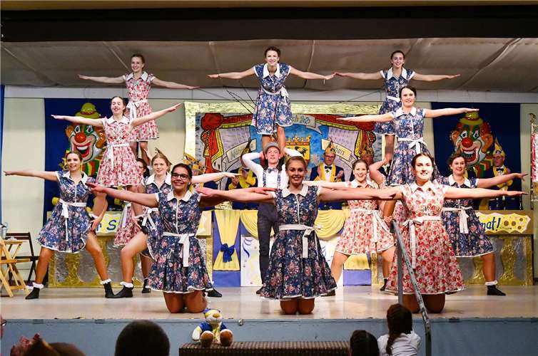 Für das Heimspiel der Närrischen Buben mit ihrem Showtanz reichte die Bühnenhöhe kaum aus.