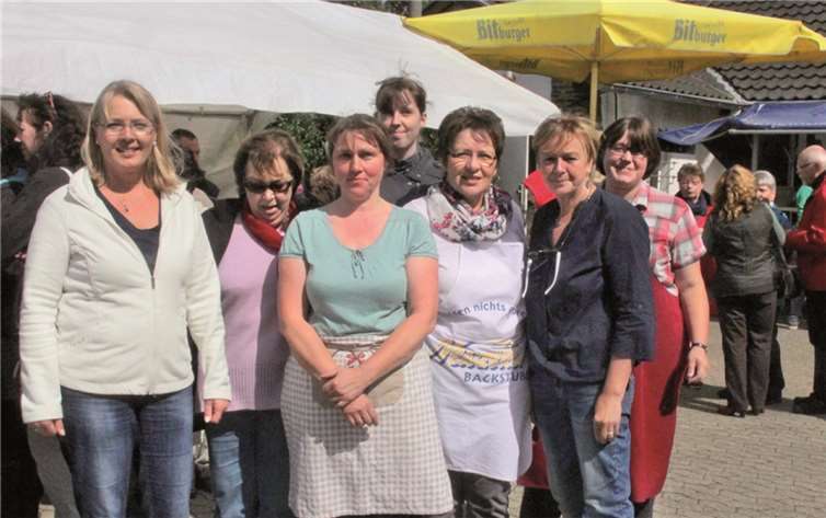 Für das Kartoffelfest braucht der Ortsausschuss viele Helfer. Hier das Küchenteam mit Ortsvorsteherin Dagmar Specht (li) und der Vorsitzenden des Ortsausschusses Ursula Brandenburg (Zweite v.re.). STEIN