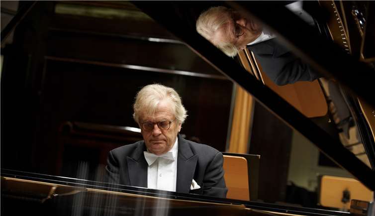 Für das Klavierkonzert mit Justus Frantz gibt es jetzt Tickets bei der Touristinformation. Foto: privat