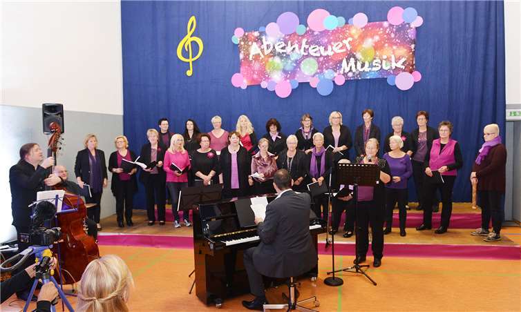 Für das Konzert in der Turnhalle hatte sich der Frauenchor eine Rhythmusgruppe zur Verstärkung eingeladen. S. Mohr