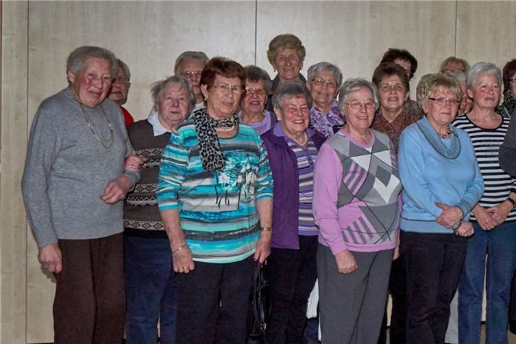 Für das Leitungsteam übergab Karin Beißel (7.v.r.) die Spende über 1000 Euro an Pastor Peter Dörrenbächer.privat