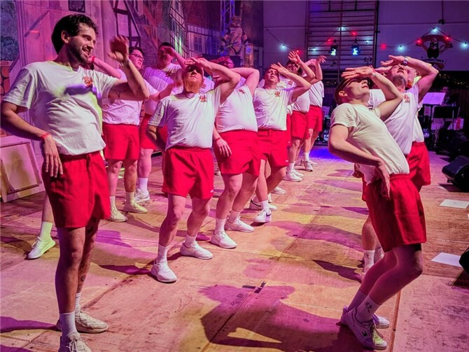 Für das Männerballett Koppelelfen, Rheinbreitbachs jüngsten Exportschlager, war es ein Heimspiel. 