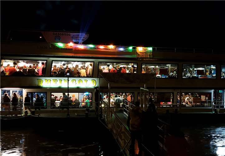 Für das „Mosel-Narrenschiff“, das am 31. Januar 2020 wieder mit 700 närrischen Gästen in Alken ablegt, sollten sich Interessierte schnell die Plätze im röhrig-bauzentrum sichern.Foto: privat