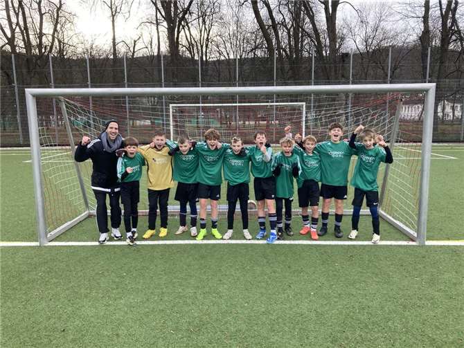 Für das Peter-Joerres-Gymnasium spielten (von links): Emil Lorenz, Eric Grüttner, Julian Bundkirchen, Lennard Hafener, Tom Hildebrandt, Luis Klasen, Lennie Holzem, Benjamin Faltin, Ruben Ley und Finn Mädel.  Foto: Martin Bell