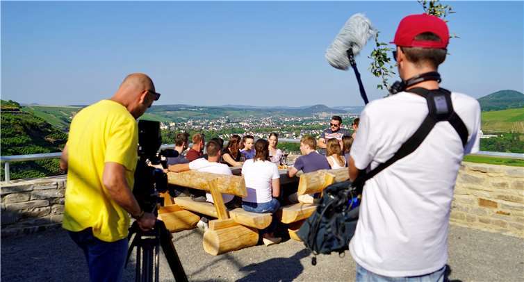Für das SWR-Team machte Eva Lanzerath zusammen mit ihren Freunden eineRast auf dem neu errichteten Aussichtspunkt „Weinterrassen Alte Lay“. Fotos: KG