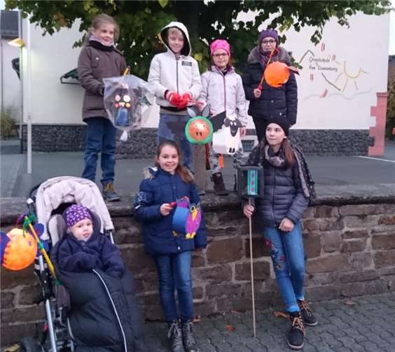 Für das Singen wurden die Kinder an den Türen der Unkeler reich belohnt.