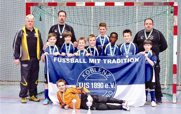 Für das Team aus der JSG mit seinen Trainern Stefan Binz und Thomas Hanke waren erfolgreich: (V.l.) Staffelleiter Stephan Schuth, Trainer Stefan Binz, Carl Geisler, Gianluca Artuso, Yannic Weis, Toni Schmidt, Finn Steinebach, Quincy Okhaifo, Ante Serdarusic, Rene Görg, Trainer Thomas Hanke und liegend Luca Stein.