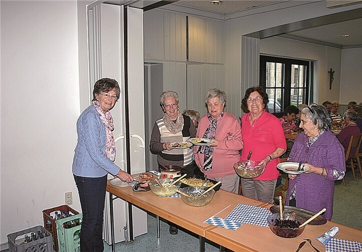 Für das Wohl der Senioren war mit Gegrilltem und leckeren Salaten gesorgt. RÜ