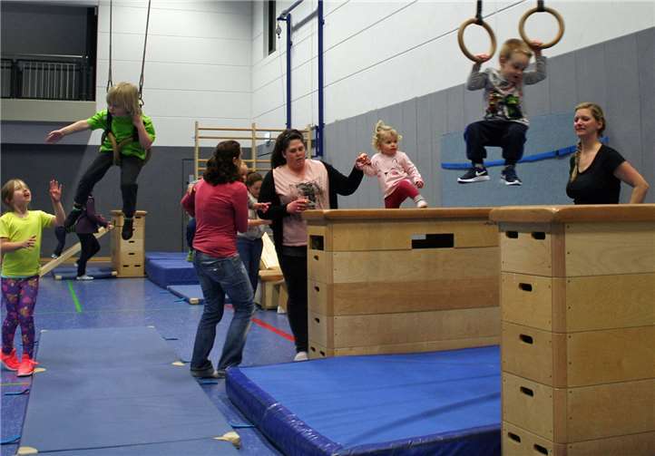 Für das beliebte Eltern-Kind-Turnen wird ein neuer Trainer gesucht. Foto: privat