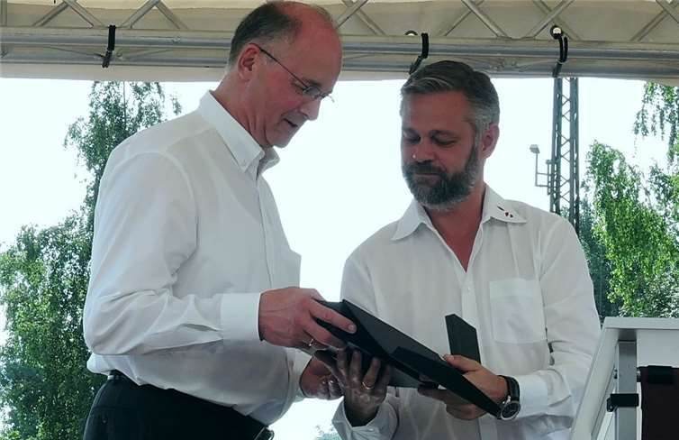 Für das erfolgreiche Streiten um den Ankauf des Bahngrundstücks bedankte sich Blinn bei Volker Bredler mit der Ehrenmedaille der Seniorenresidenz.